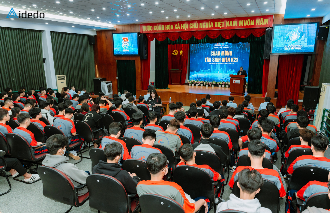 sharing career stories with nearly 500 fresh students of construction engineering faculty iuh 01