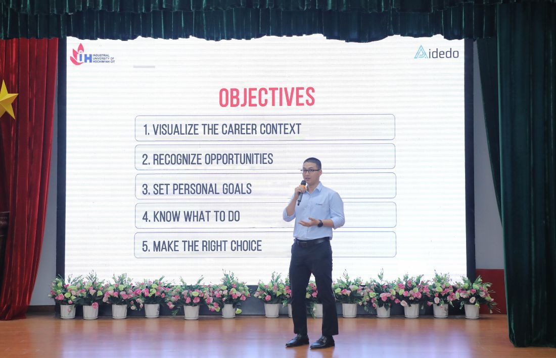 sharing career stories with nearly 500 fresh students of construction engineering faculty iuh 08
