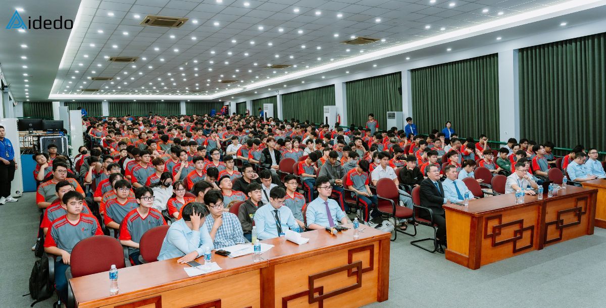 sharing career stories with nearly 500 fresh students of construction engineering faculty iuh